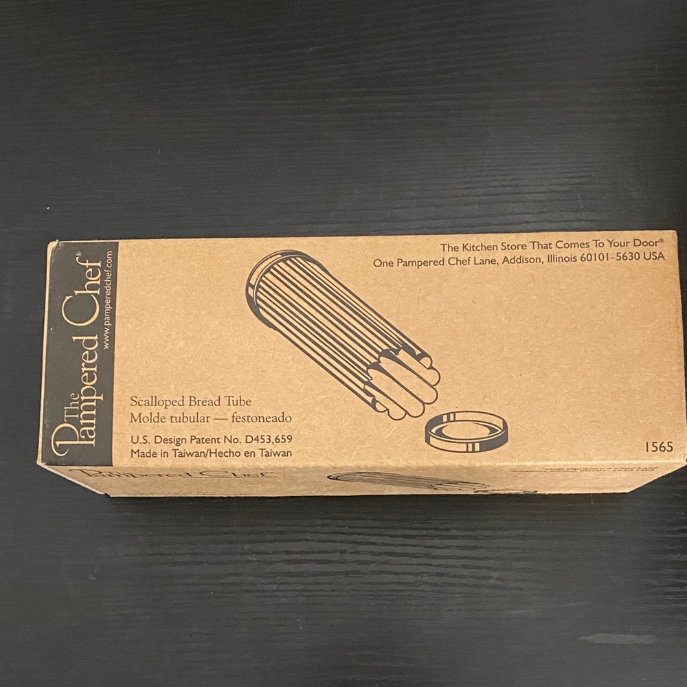 Pampered Chef Scalloped Bread Tube in Brown Box